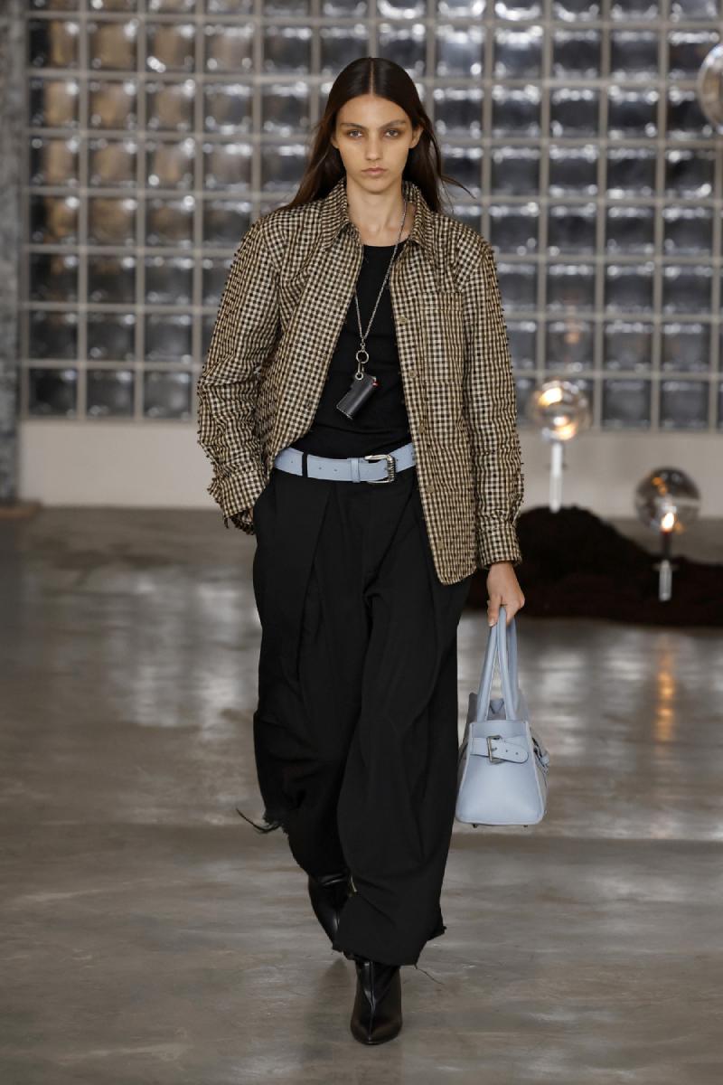 Domenico Orefice madura su high street oscuro con Lumen