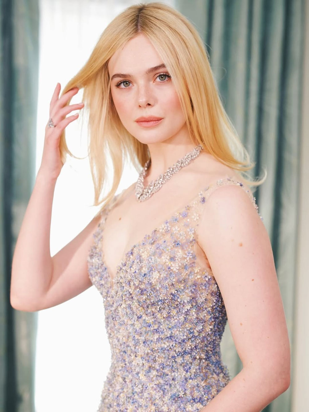 El peinado de Elle Fanning: glamour en los Globos de Oro