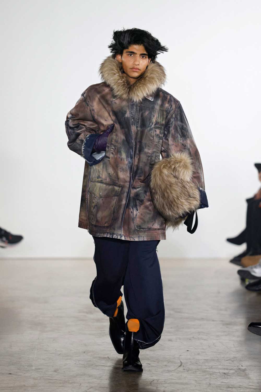 Feng Chen Wang fragmenta la sastrería masculina clásica