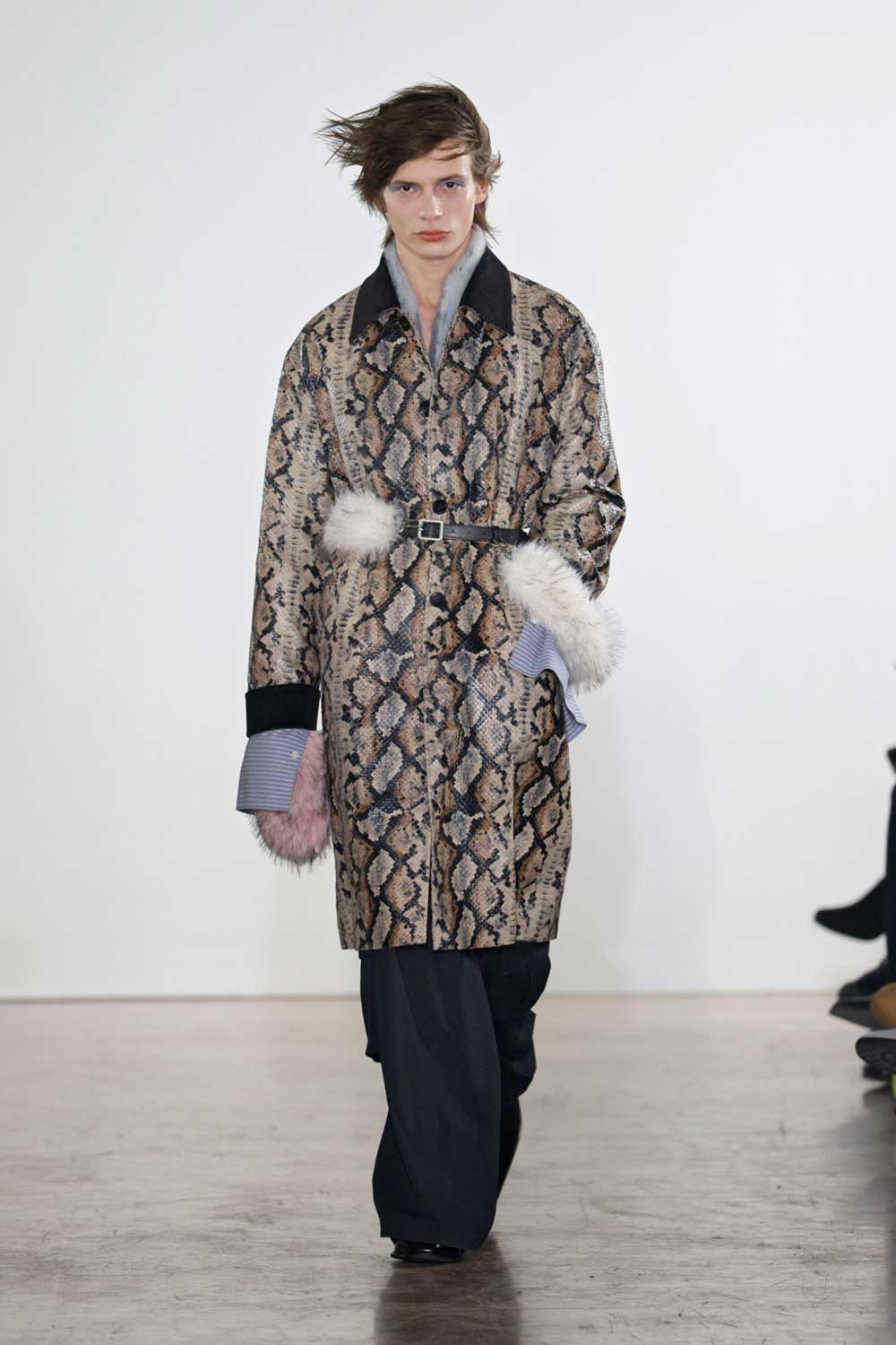 Feng Chen Wang fragmenta la sastrería masculina clásica