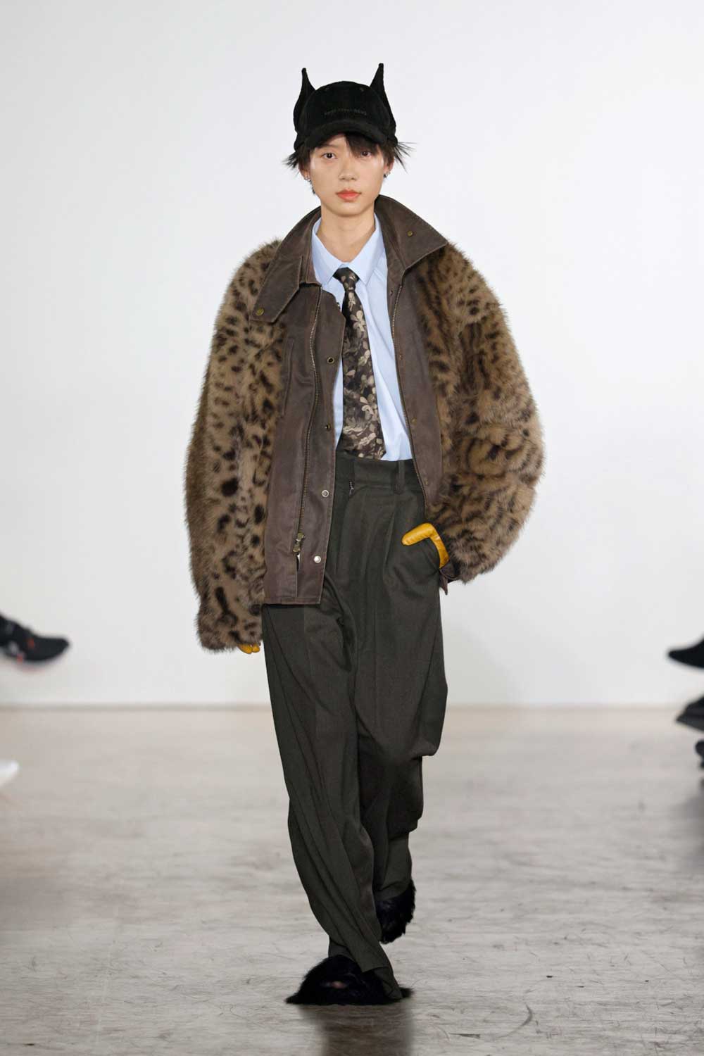 Feng Chen Wang fragmenta la sastrería masculina clásica