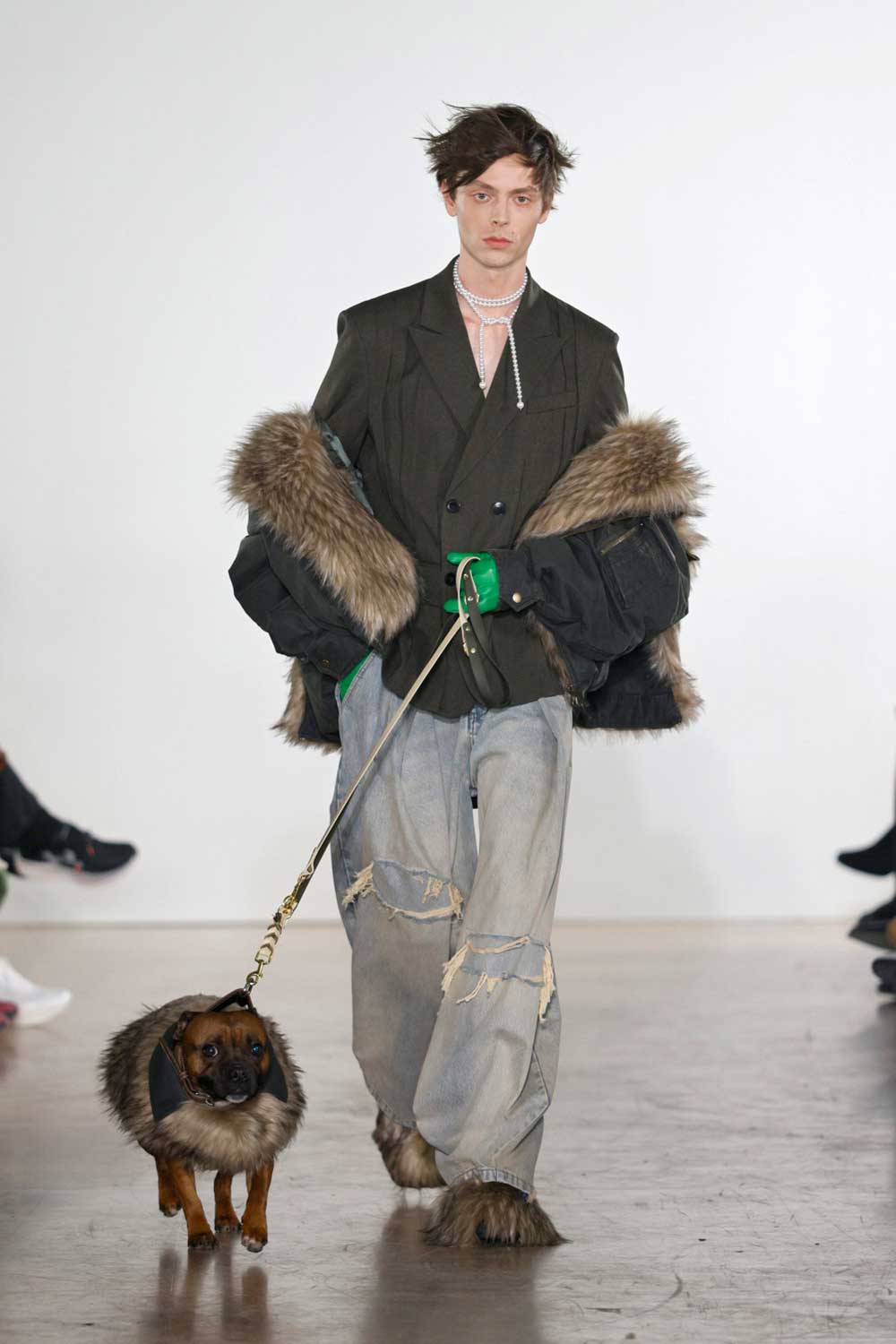 Feng Chen Wang fragmenta la sastrería masculina clásica