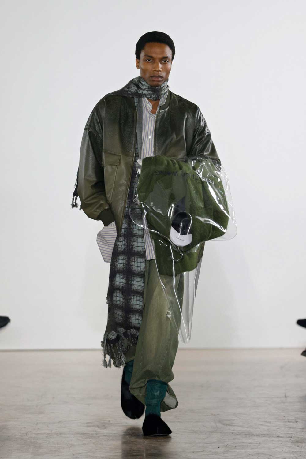 Feng Chen Wang fragmenta la sastrería masculina clásica