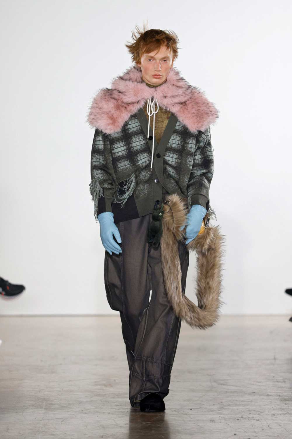 Feng Chen Wang fragmenta la sastrería masculina clásica