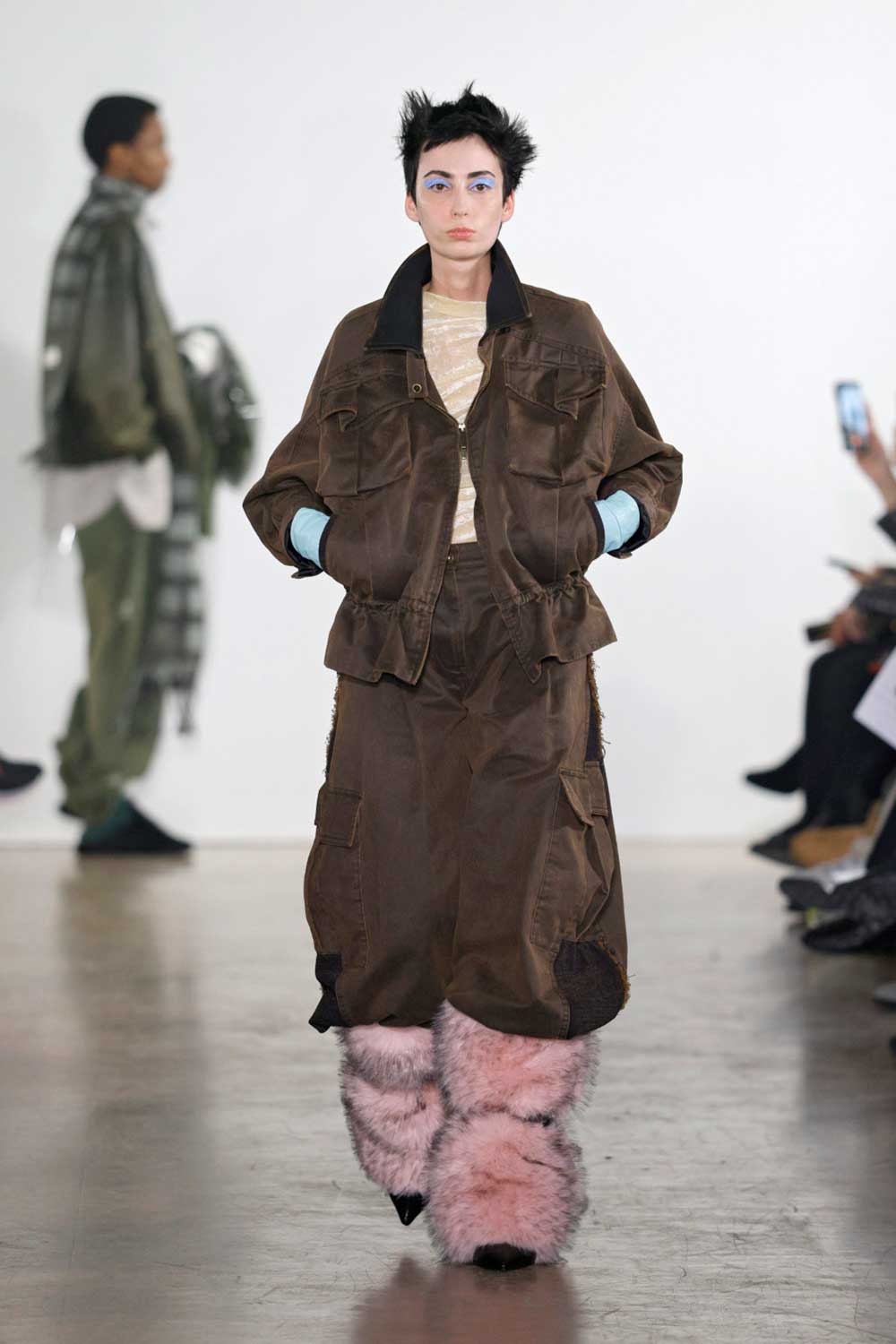 Feng Chen Wang fragmenta la sastrería masculina clásica