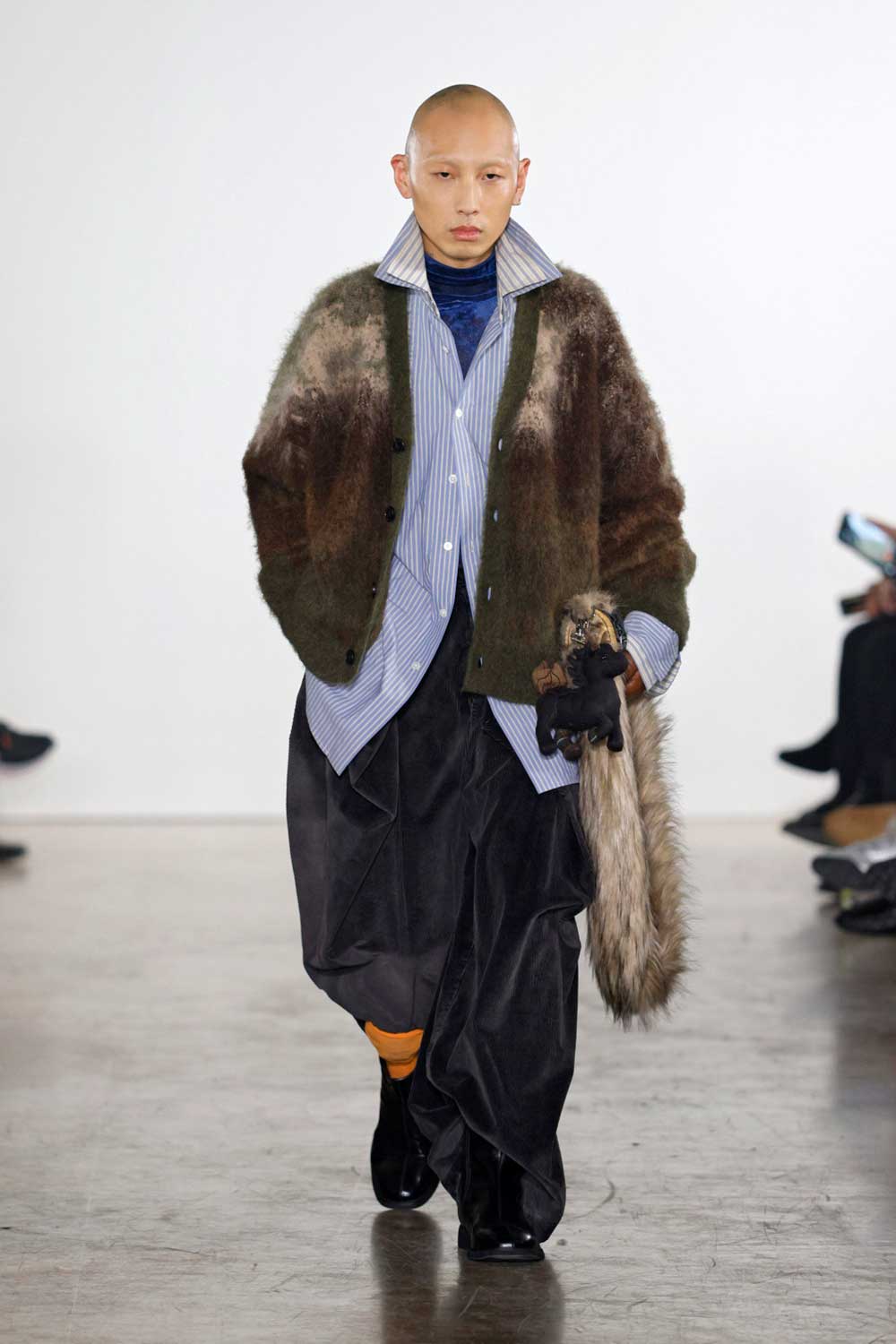 Feng Chen Wang fragmenta la sastrería masculina clásica