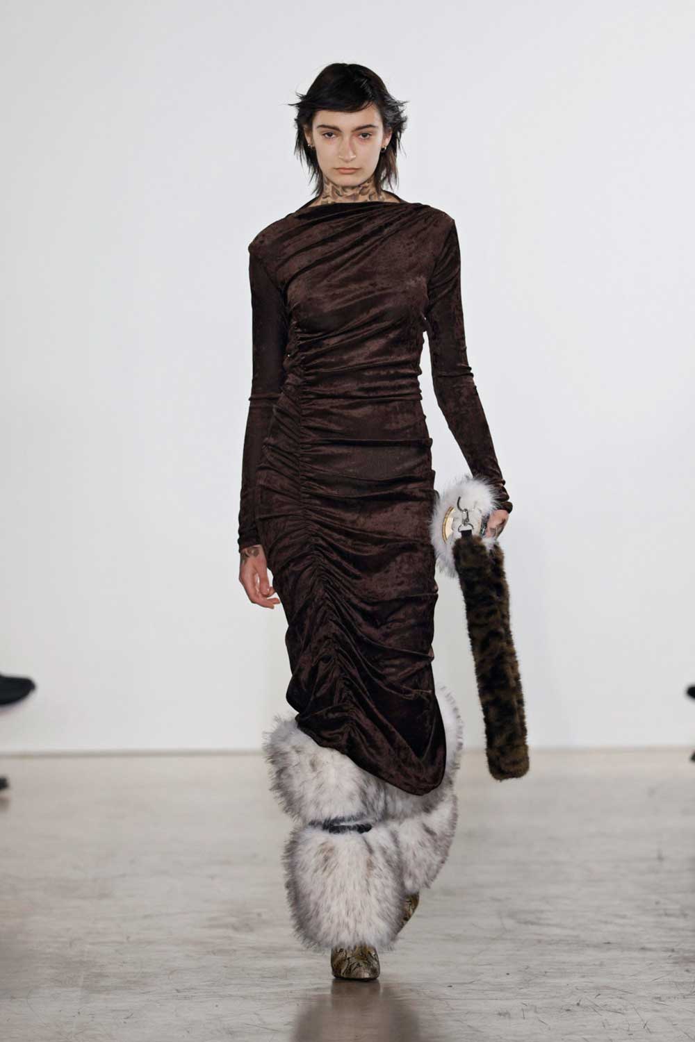 Feng Chen Wang fragmenta la sastrería masculina clásica