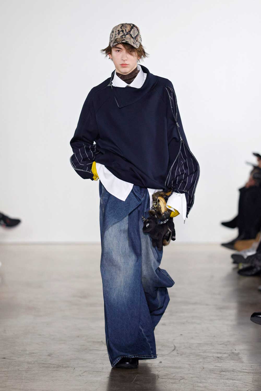 Feng Chen Wang fragmenta la sastrería masculina clásica