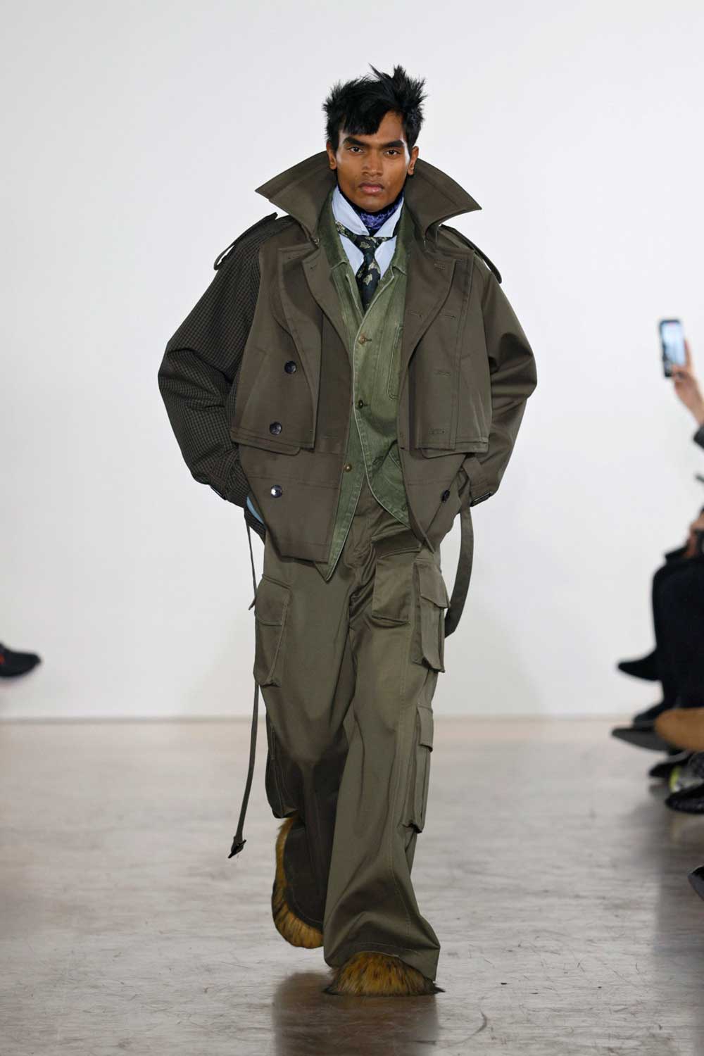 Feng Chen Wang fragmenta la sastrería masculina clásica