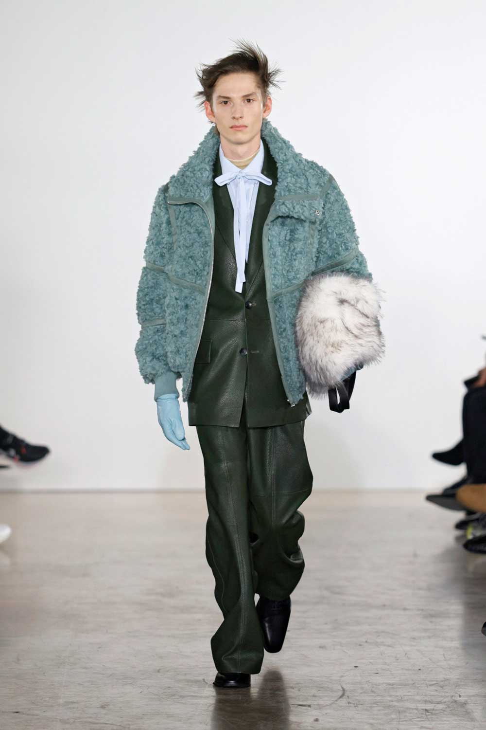 Feng Chen Wang fragmenta la sastrería masculina clásica