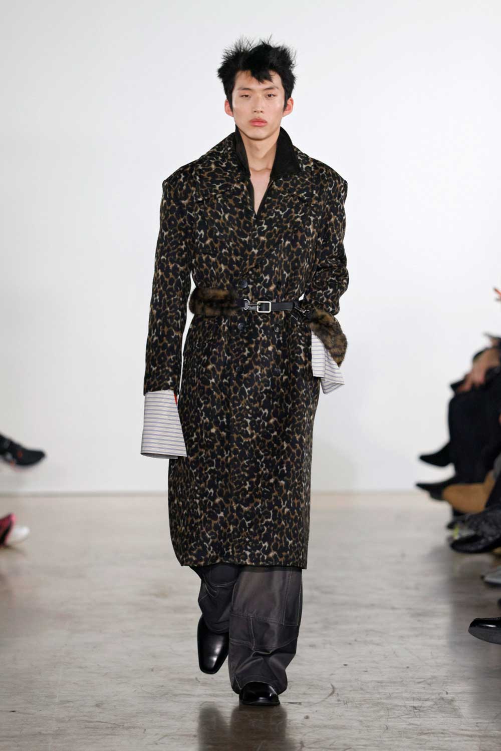 Feng Chen Wang fragmenta la sastrería masculina clásica