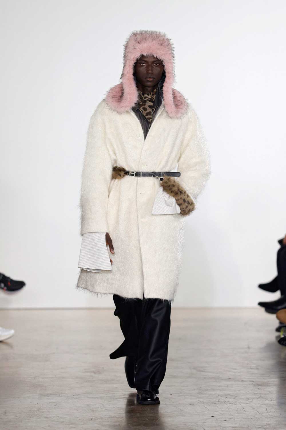 Feng Chen Wang fragmenta la sastrería masculina clásica