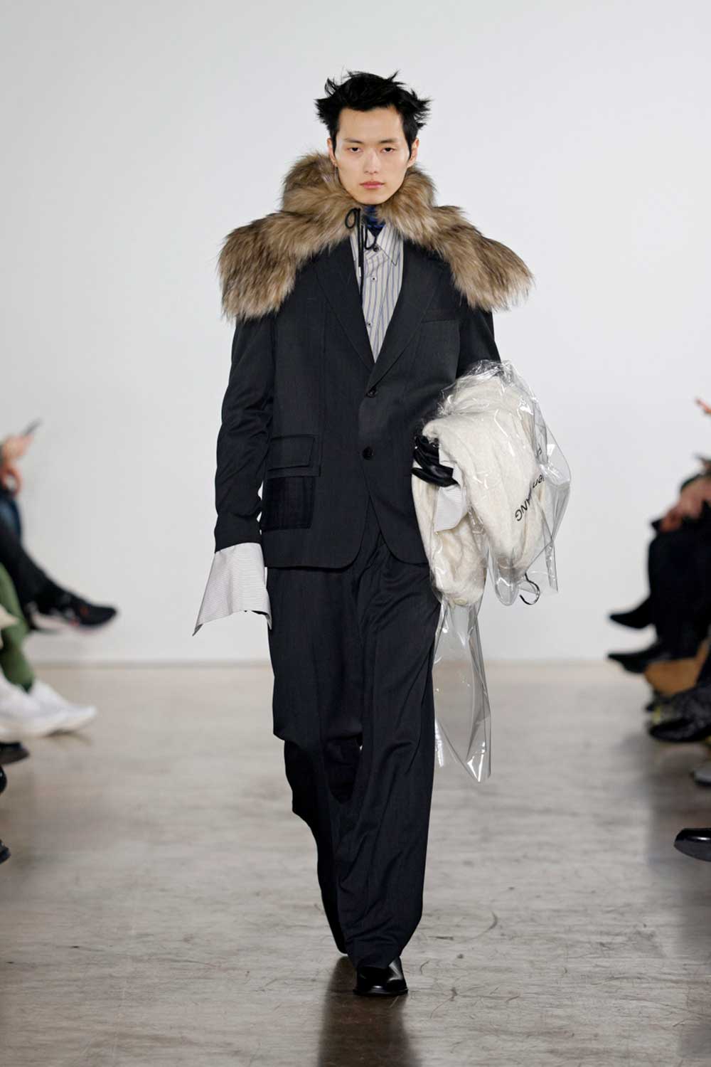 Feng Chen Wang fragmenta la sastrería masculina clásica