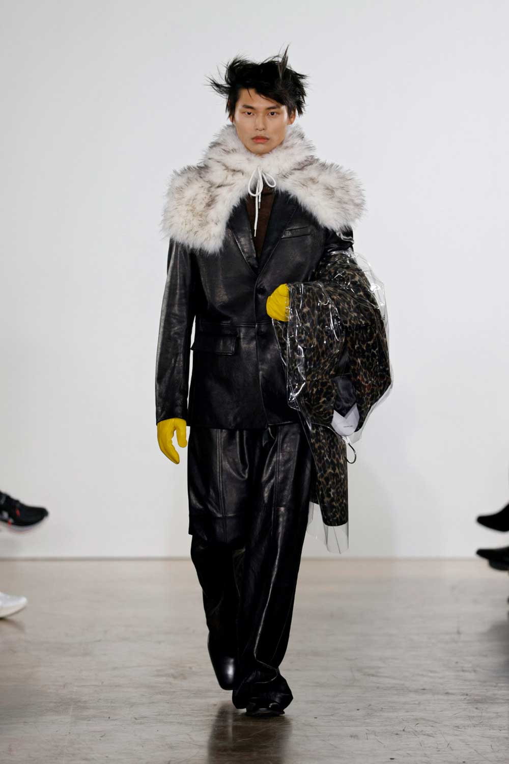 Feng Chen Wang fragmenta la sastrería masculina clásica