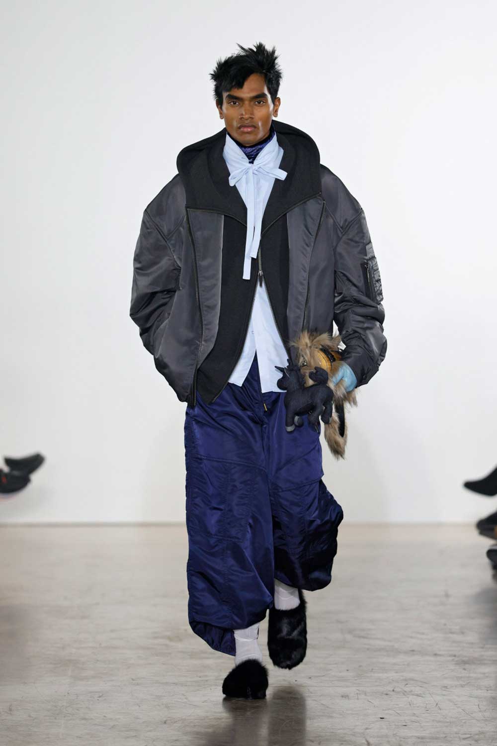 Feng Chen Wang fragmenta la sastrería masculina clásica