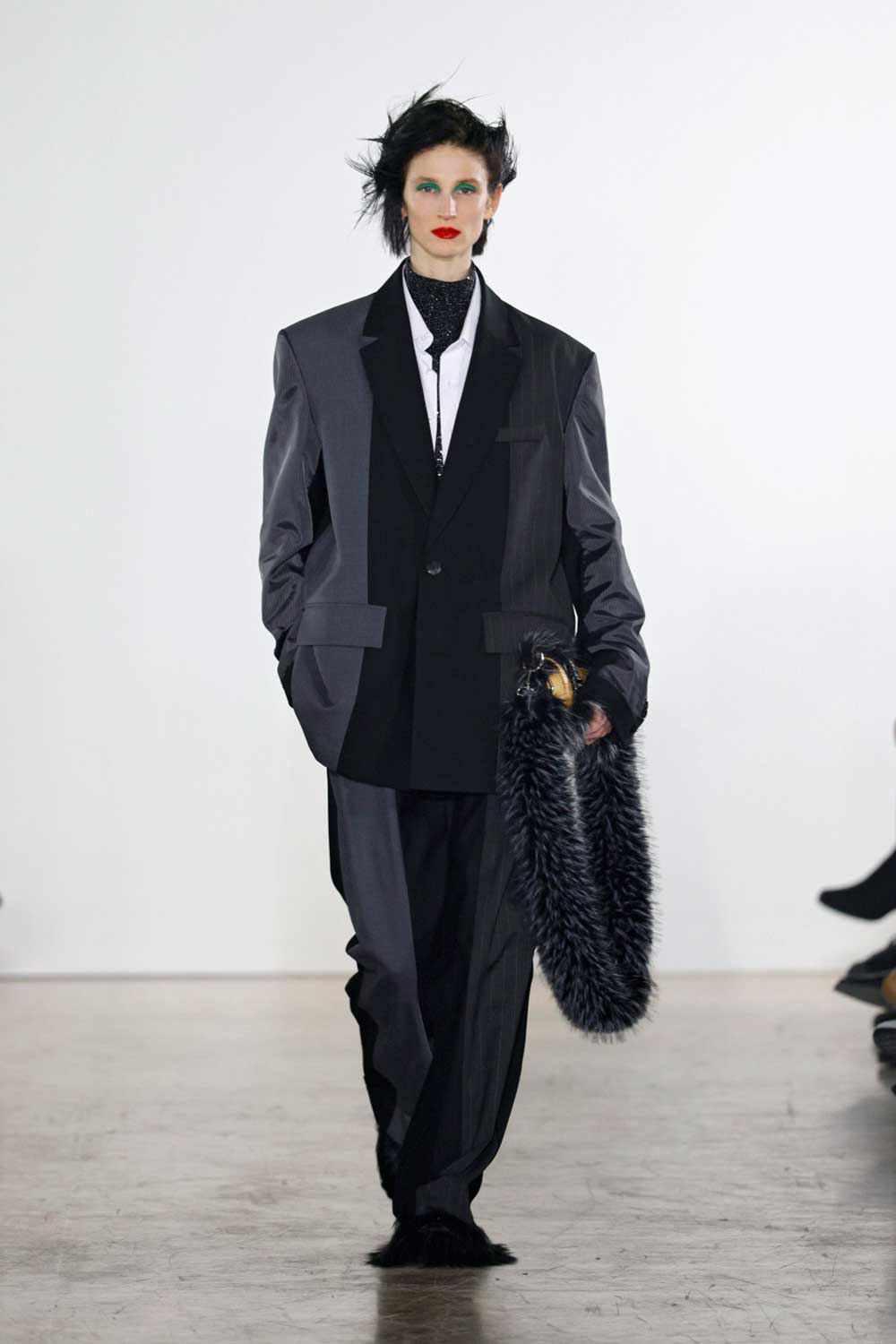 Feng Chen Wang fragmenta la sastrería masculina clásica