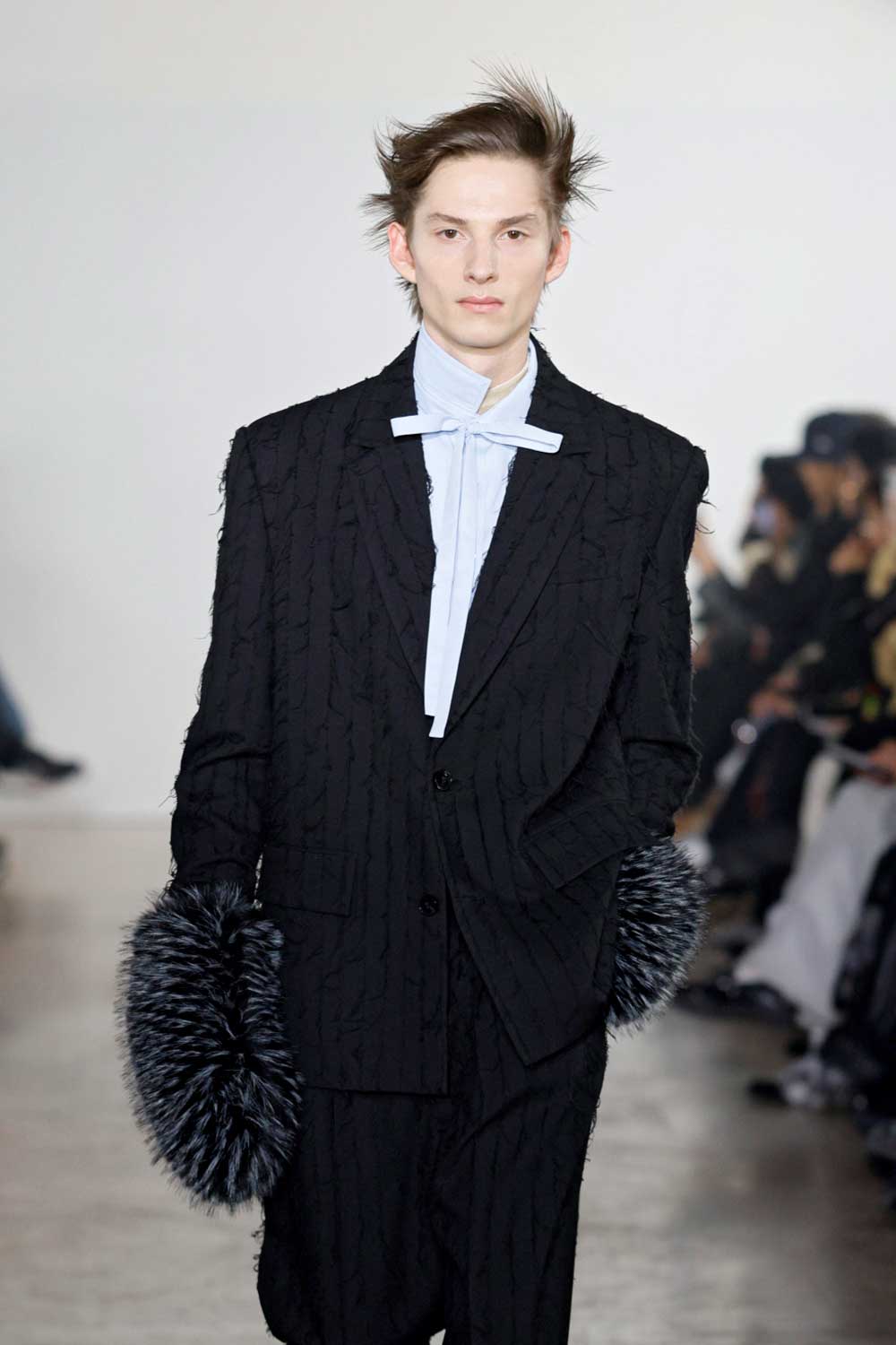 Feng Chen Wang fragmenta la sastrería masculina clásica