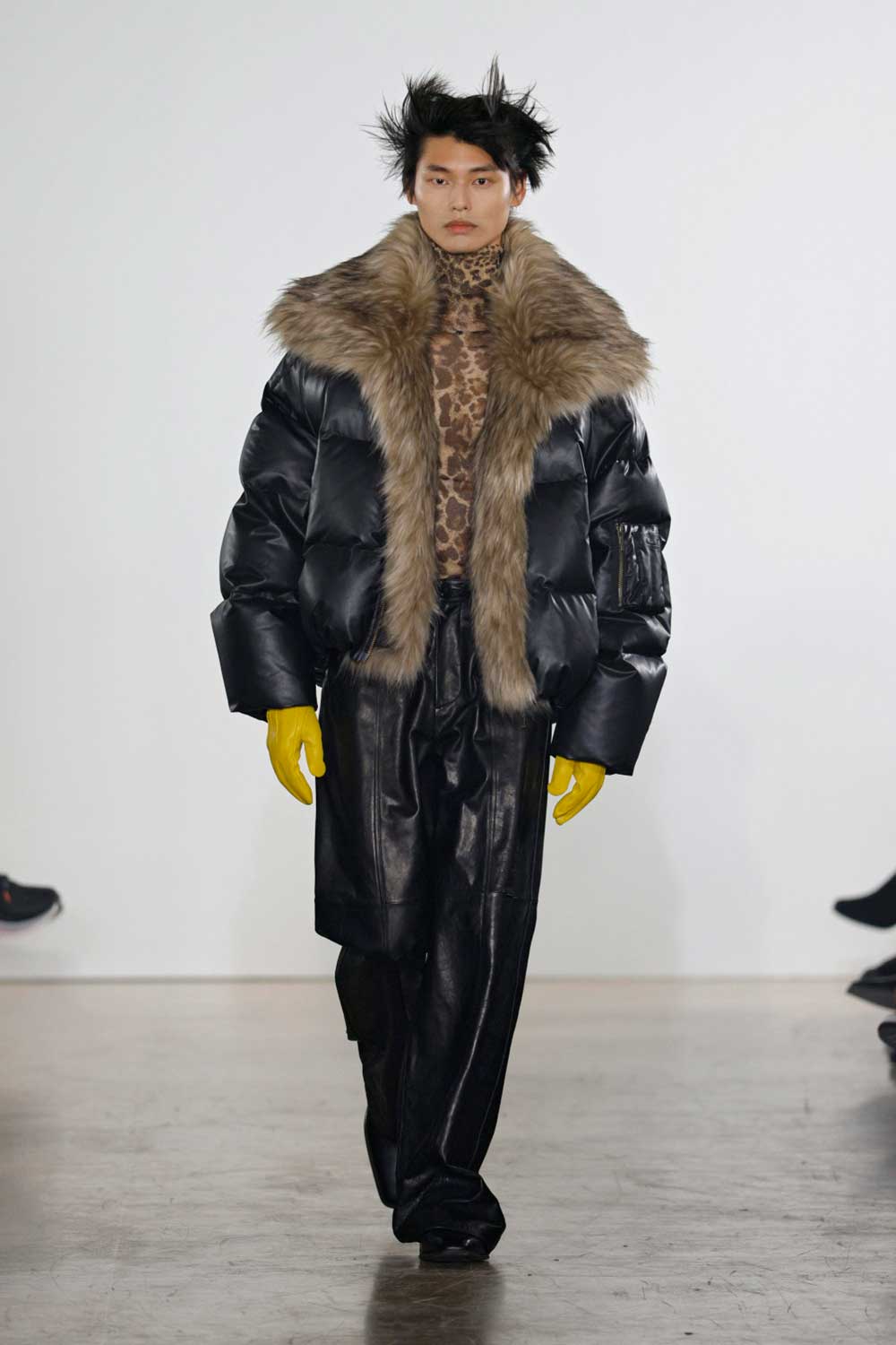 Feng Chen Wang fragmenta la sastrería masculina clásica