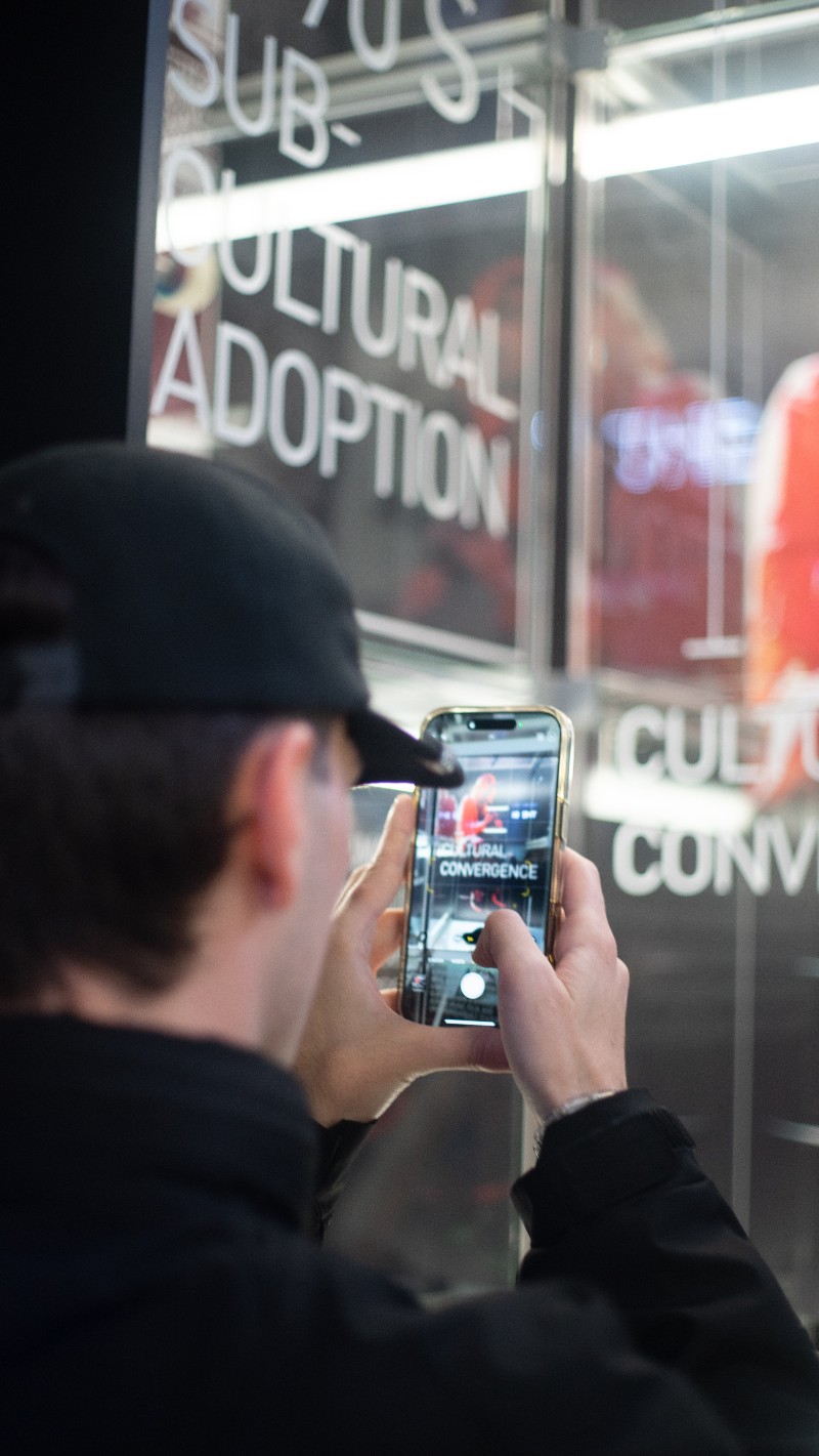 Puma monta una fiesta en París con la viral Suede como VIP