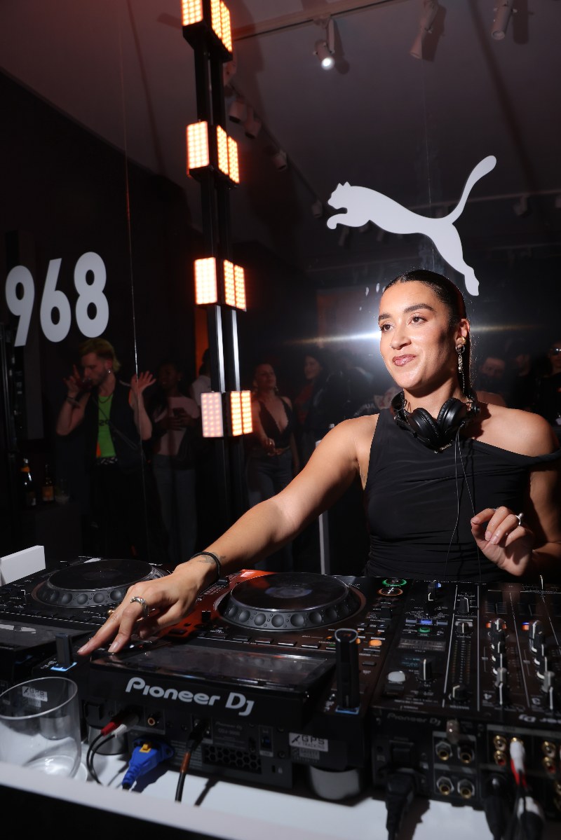 Puma monta una fiesta en París con la viral Suede como VIP