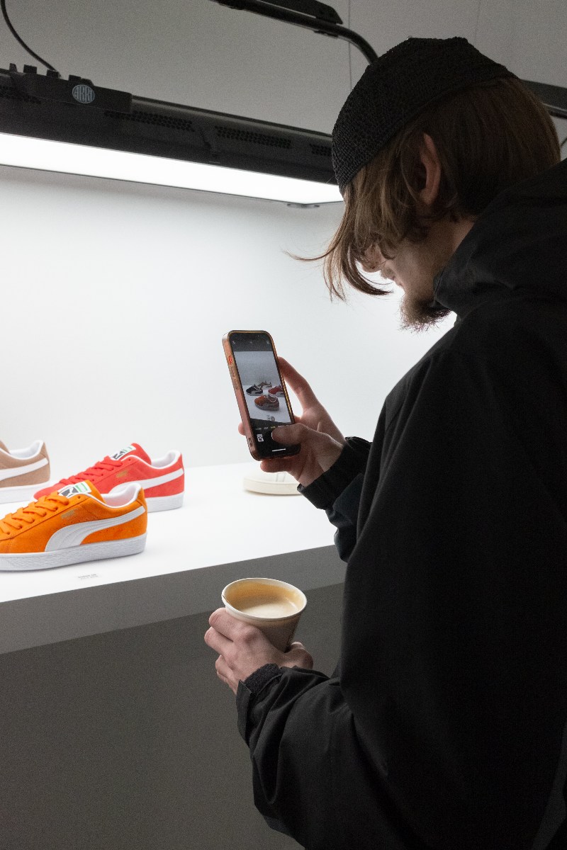 Puma monta una fiesta en París con la viral Suede como VIP