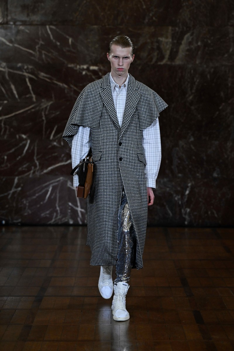 Hed Mayner reescribe lo clásico para fw26 en Pitti Uomo 109