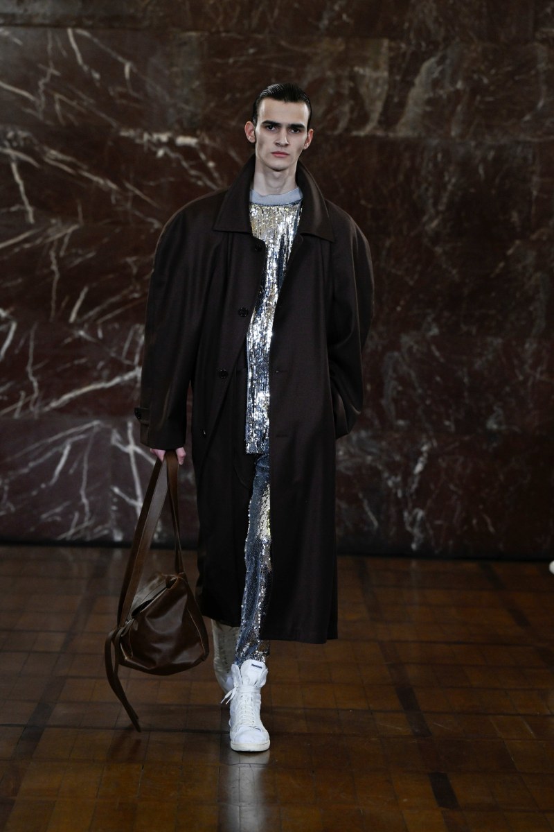 Hed Mayner reescribe lo clásico para fw26 en Pitti Uomo 109