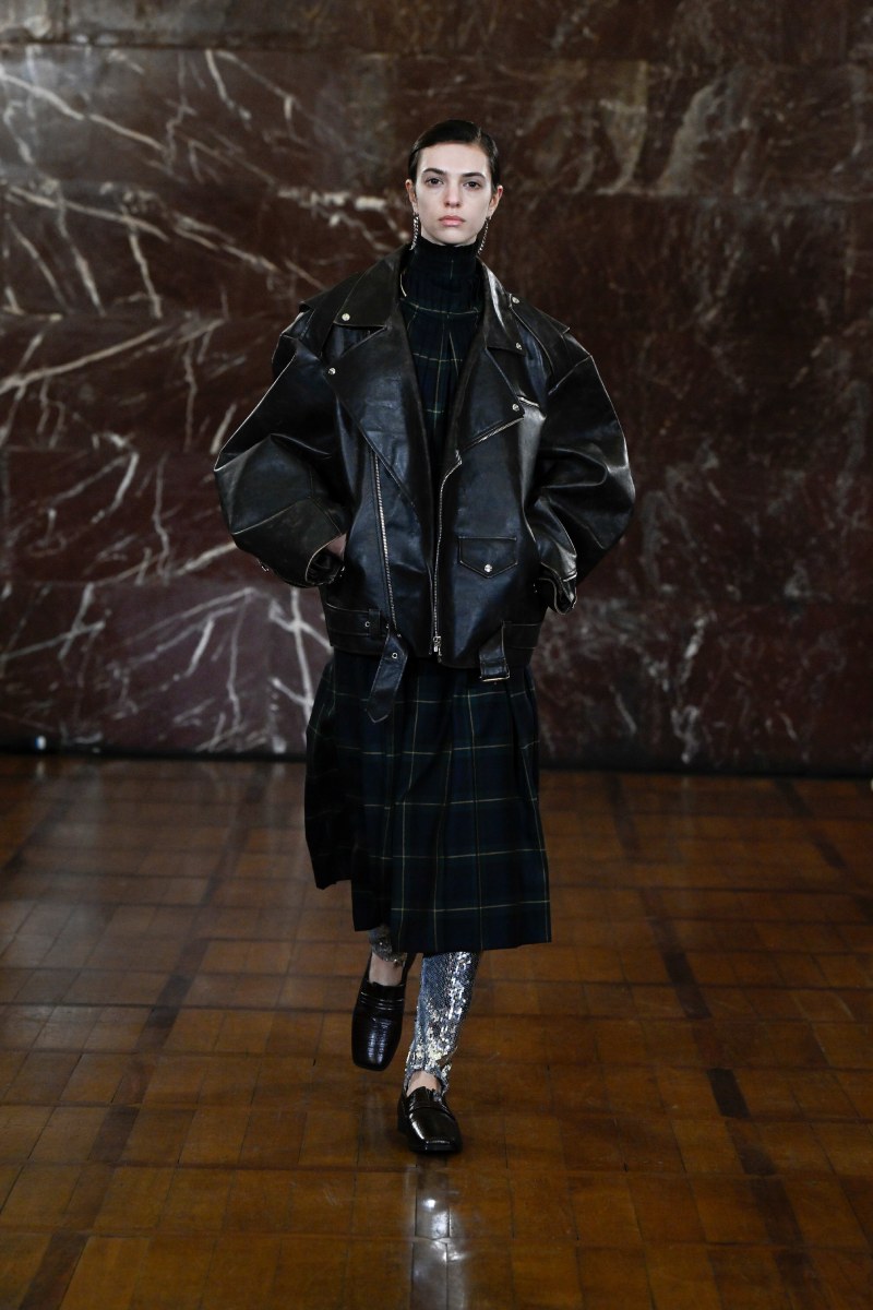 Hed Mayner reescribe lo clásico para fw26 en Pitti Uomo 109