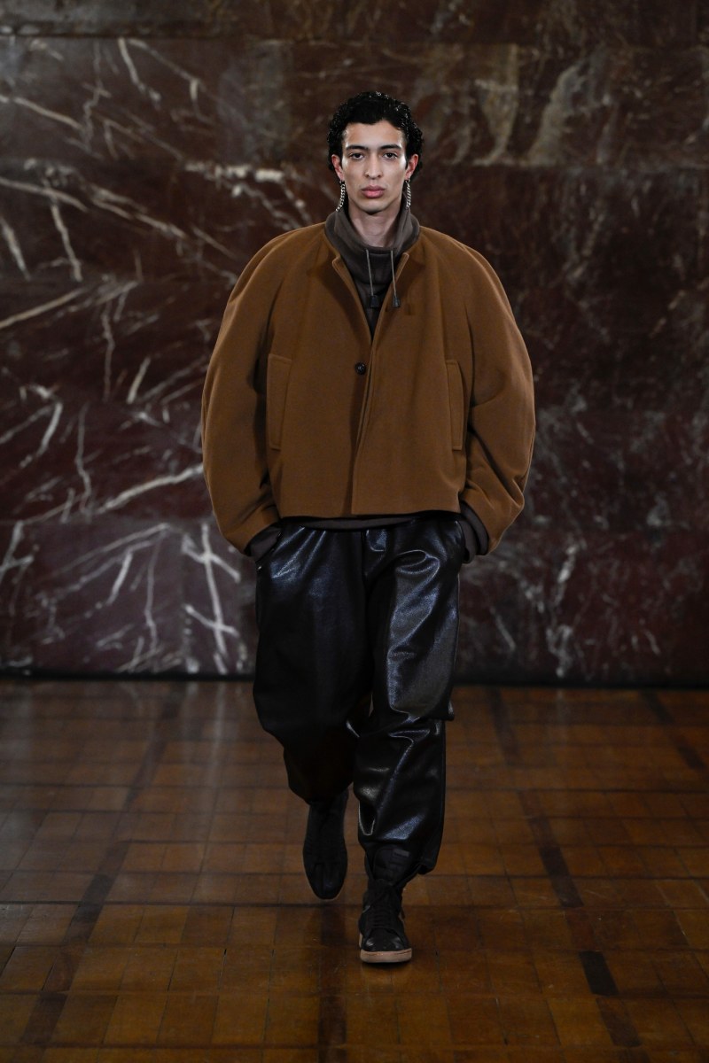 Hed Mayner reescribe lo clásico para fw26 en Pitti Uomo 109