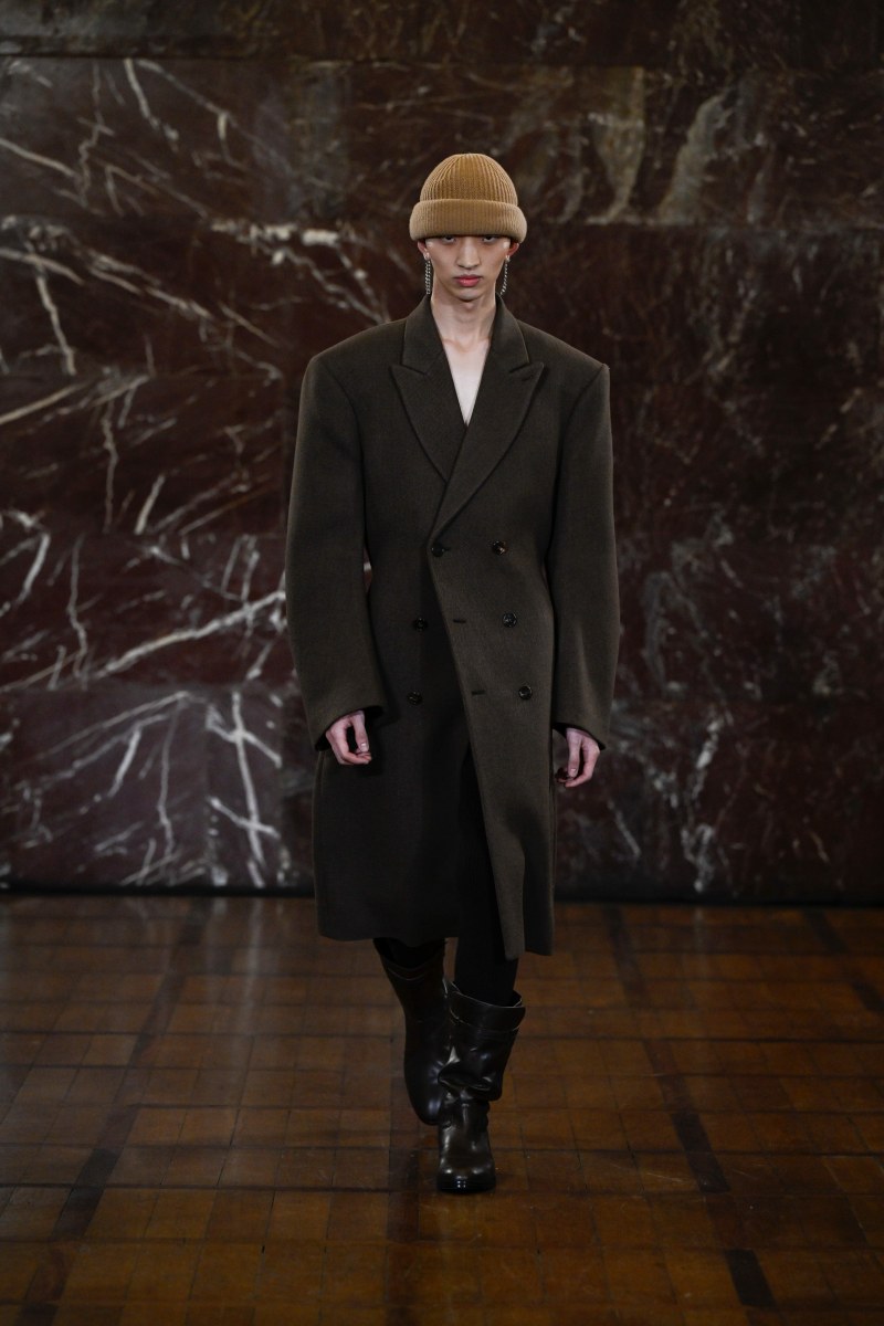 Hed Mayner reescribe lo clásico para fw26 en Pitti Uomo 109