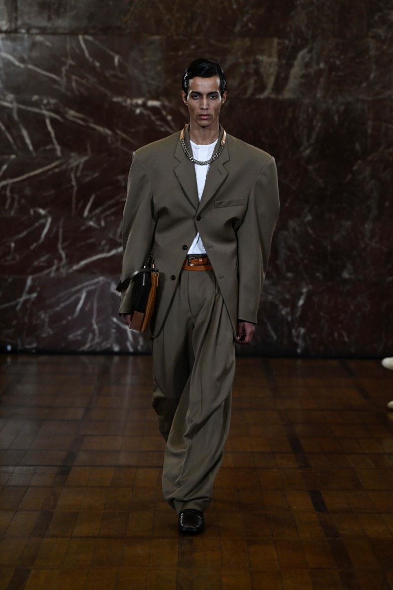 Hed Mayner reescribe lo clásico para fw26 en Pitti Uomo 109