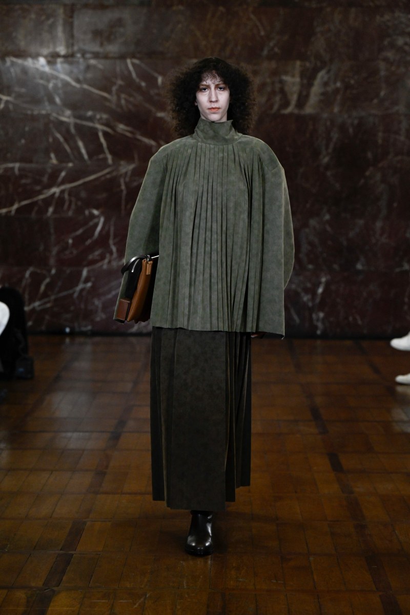 Hed Mayner reescribe lo clásico para fw26 en Pitti Uomo 109