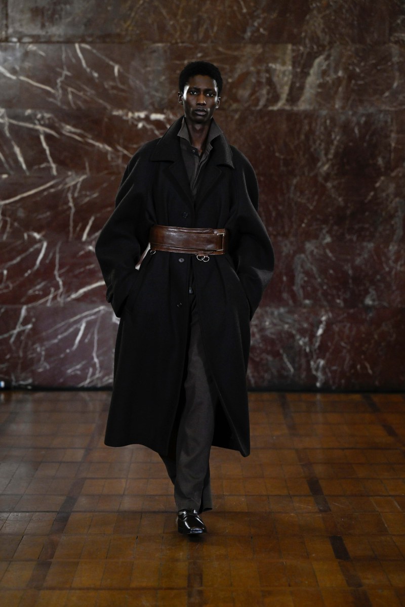 Hed Mayner reescribe lo clásico para fw26 en Pitti Uomo 109