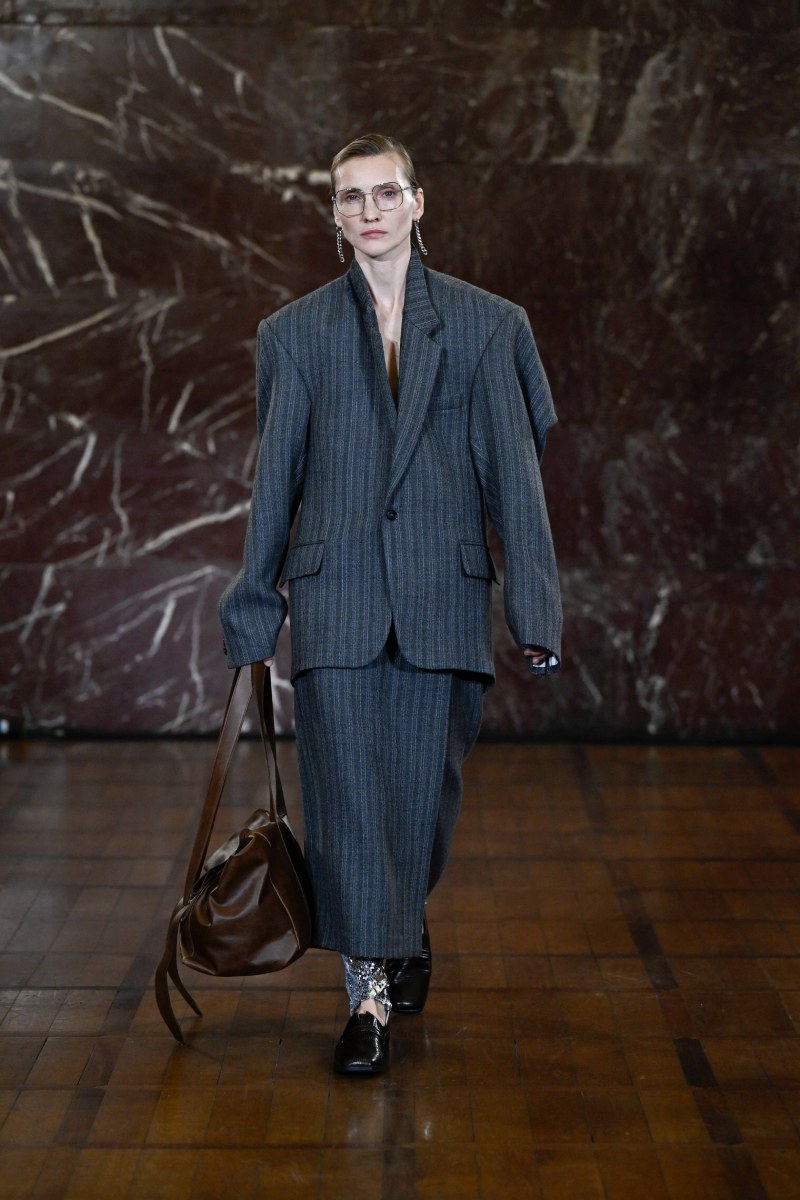 Hed Mayner reescribe lo clásico para fw26 en Pitti Uomo 109