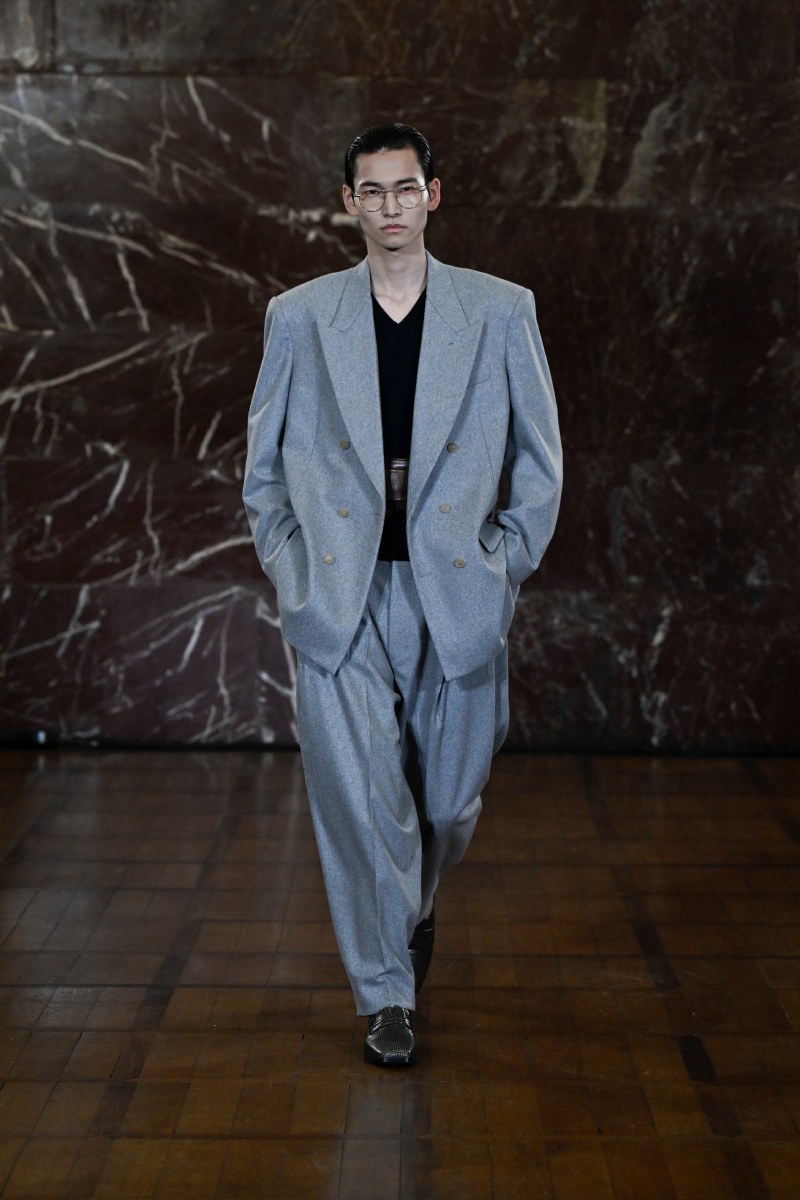 Hed Mayner reescribe lo clásico para fw26 en Pitti Uomo 109