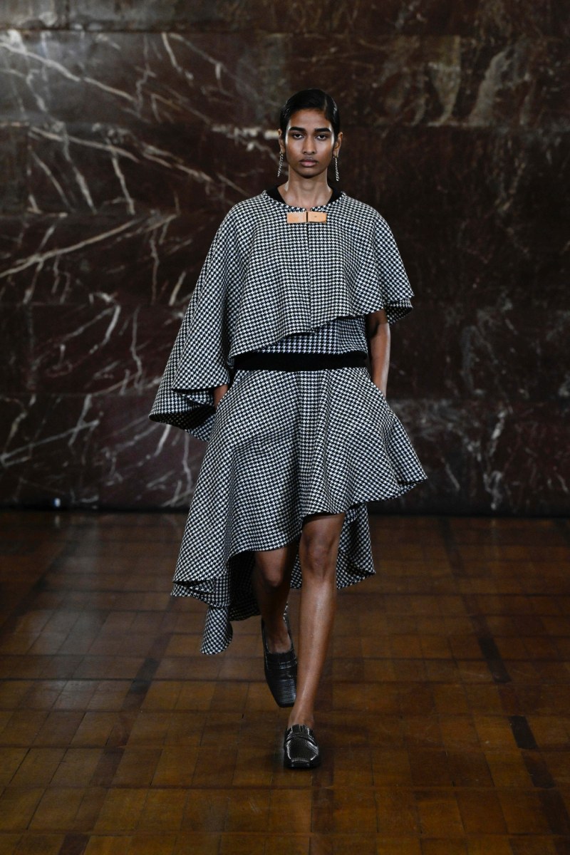 Hed Mayner reescribe lo clásico para fw26 en Pitti Uomo 109