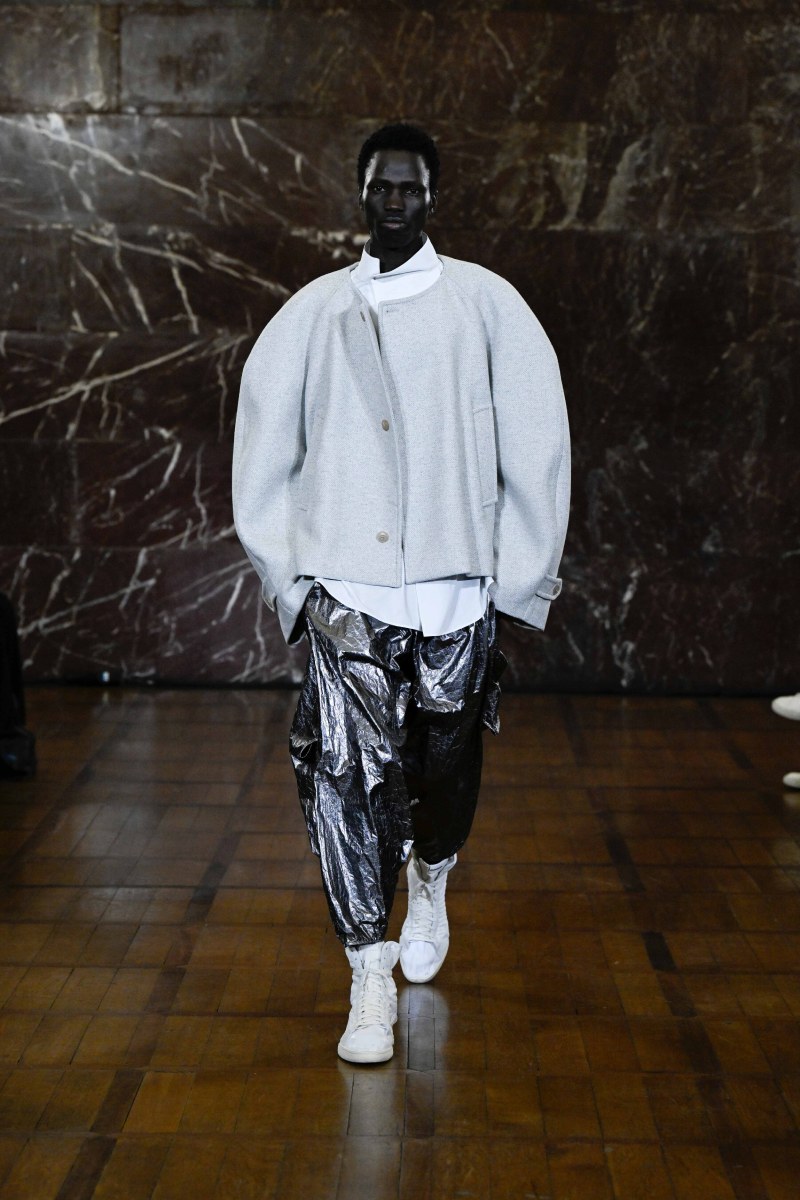 Hed Mayner reescribe lo clásico para fw26 en Pitti Uomo 109