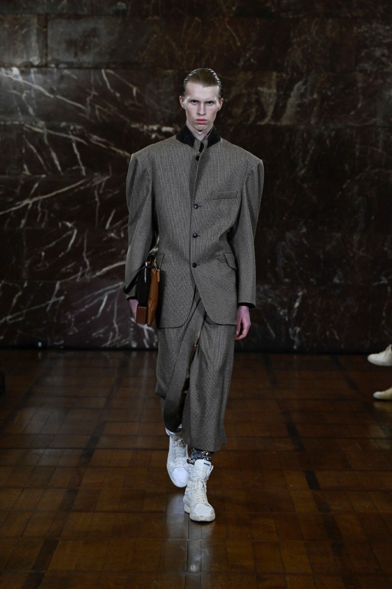 Hed Mayner reescribe lo clásico para fw26 en Pitti Uomo 109