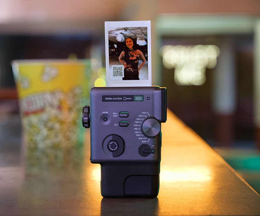 Instax mini Evo Cinema: el diseño retro como protagonista