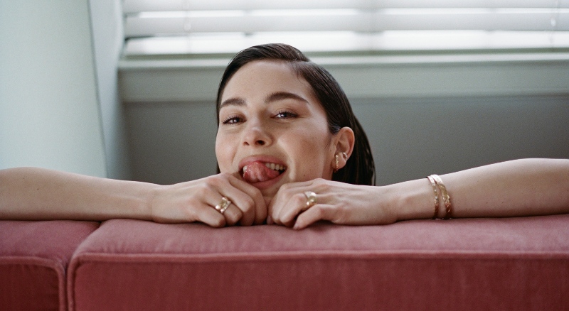 Gracie Abrams juega al escondite con joyas finas de Chanel