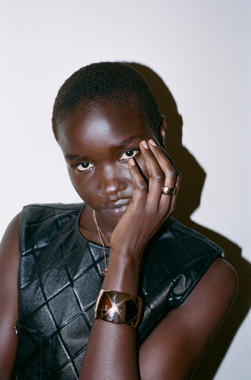 Gracie Abrams juega al escondite con joyas finas de Chanel