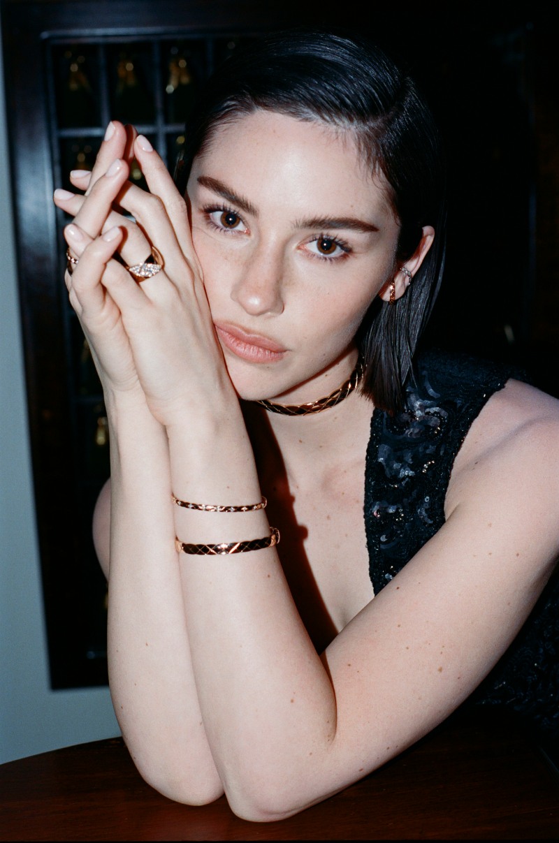 Gracie Abrams juega al escondite con joyas finas de Chanel