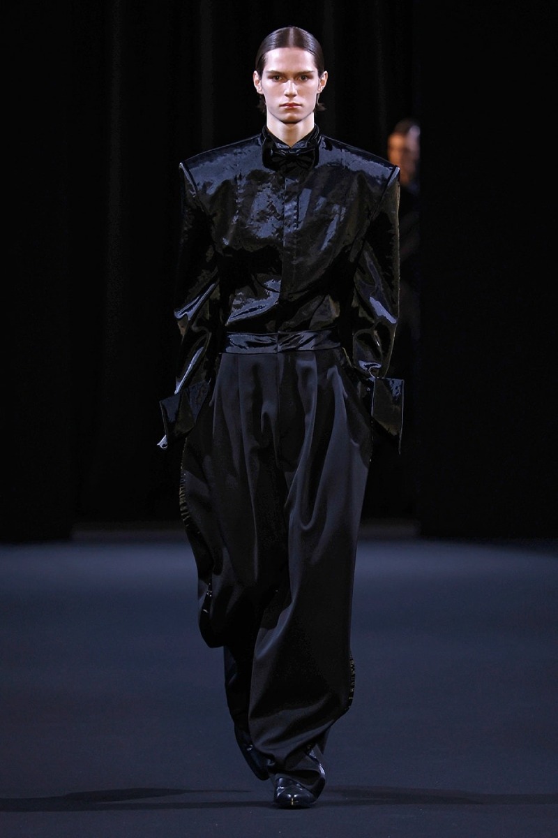 Juun.J sigue explorando la sastrería radicalizada para fw26