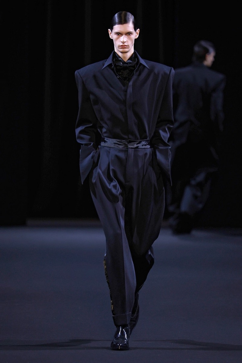 Juun.J sigue explorando la sastrería radicalizada para fw26