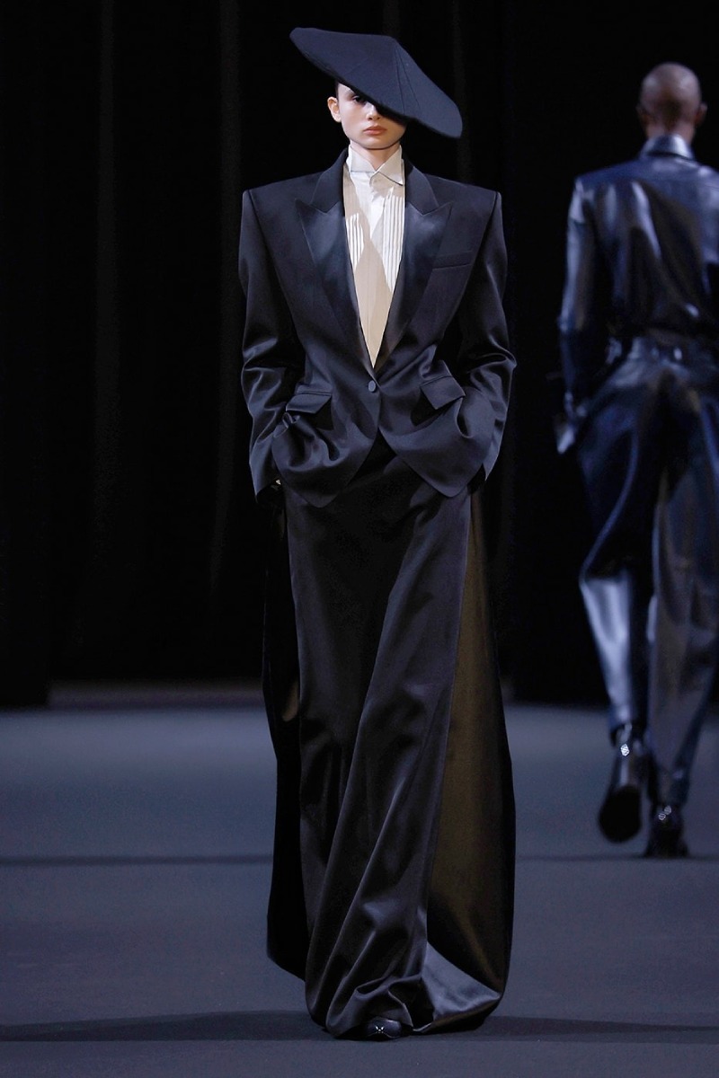 Juun.J sigue explorando la sastrería radicalizada para fw26