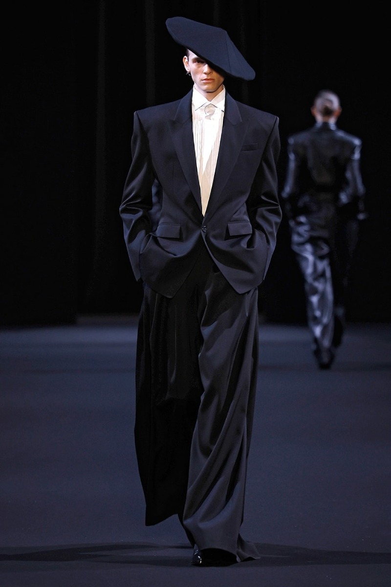 Juun.J sigue explorando la sastrería radicalizada para fw26