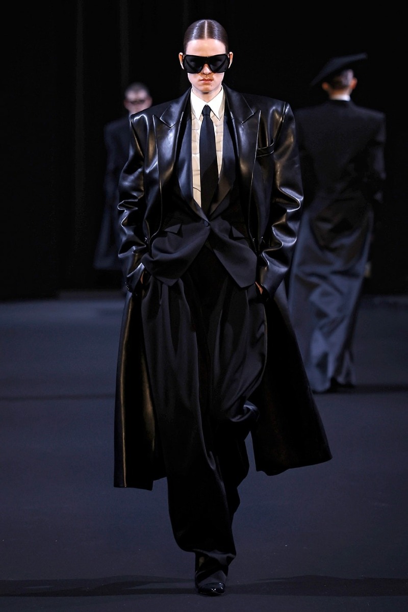 Juun.J sigue explorando la sastrería radicalizada para fw26