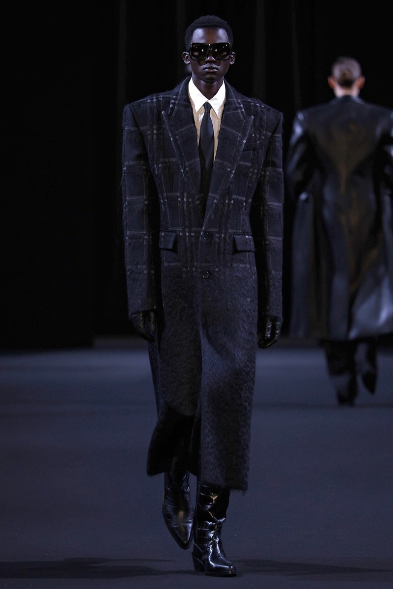 Juun.J sigue explorando la sastrería radicalizada para fw26