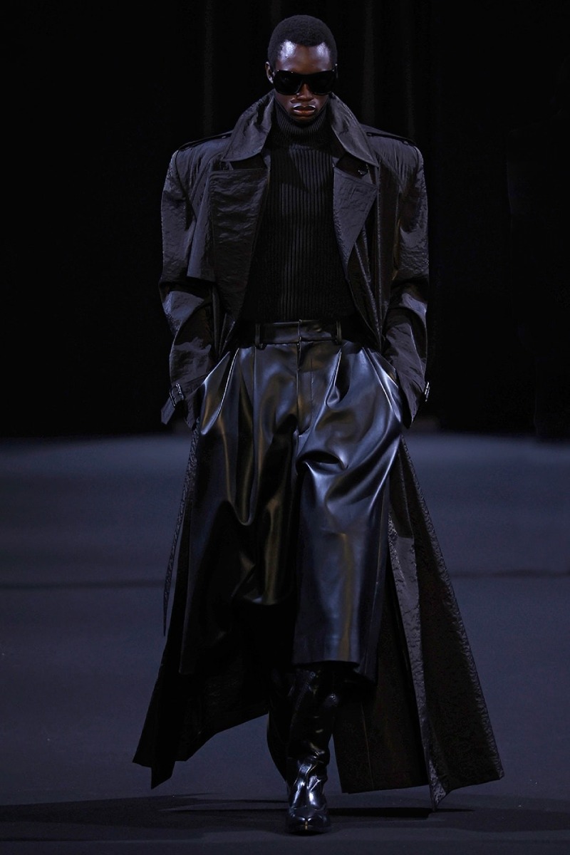 Juun.J sigue explorando la sastrería radicalizada para fw26