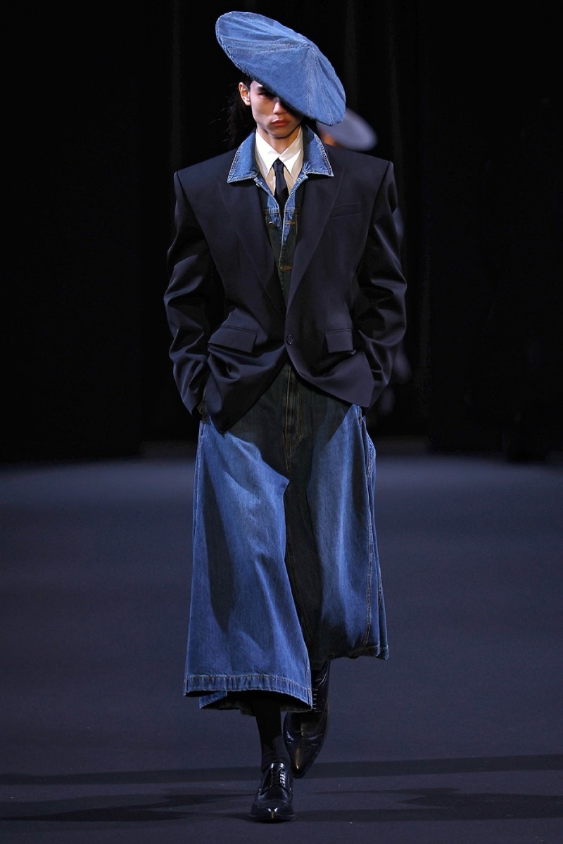 Juun.J sigue explorando la sastrería radicalizada para fw26